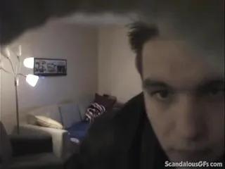 Geile Freundin genießt den Fick mit dem Mann