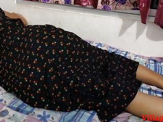 Frau in schwarzen Dessous macht es sich selbst