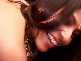 Inderin betrügt ihren Mann während er auf der Arbeit ist