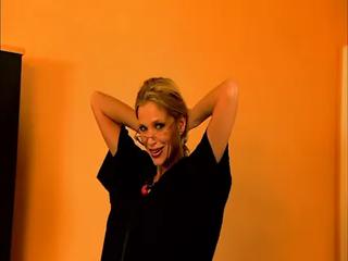 Geile Milf zieht sich aus und posiert sinnlich